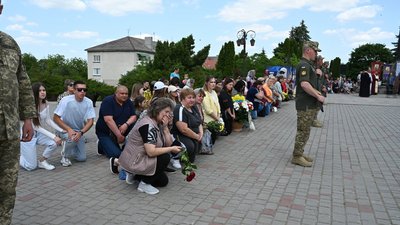 На Тернопільщині в останню дорогу провели загиблого бійця Артура Романюка На Тернопільщині в останню дорогу провели загиблого бійця Артура Романюка