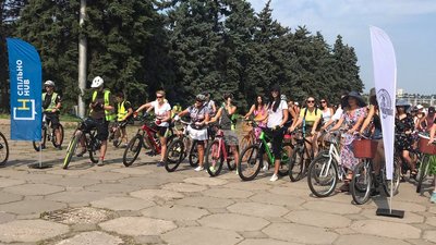 Щоб привернути увагу до проблем велосипедної інфраструктури в Запоріжжі провели велопарад дівчат