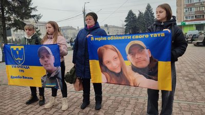 "Поверніть мого тата": у Черкасах відбулася акція на підтримку військовополонених "Поверніть мого тата": у Черкасах відбулася акція на підтримку військовополонених