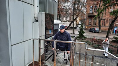У Кропивницькому ветеран війни перевірив маршрут безбар'єрності
