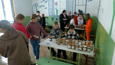 "Віримо у них і будемо підтримувати": як учні та вчителі гімназії на Вінниччині допомагають захисникам "Віримо у них і будемо підтримувати": як учні та вчителі гімназії на Вінниччині допомагають захисникам