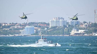 День ВМСУ: в морі показово "врятували" корабель та спустили на воду вінок День ВМСУ: в морі показово "врятували" корабель та спустили на воду вінок