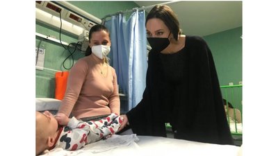 Анджеліна Джолі відвідала маленьких українців у лікарні Італії