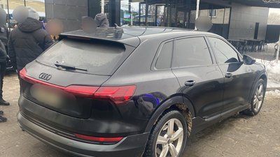Майже мільйон гривень витратили на телефони та брендовий одяг: у Луцьку поліція викрила групу молодиків