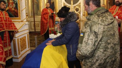На Закарпатті попрощалися із полеглим захисником Сергієм Ахрименком На Закарпатті попрощалися із полеглим захисником Сергієм Ахрименком
