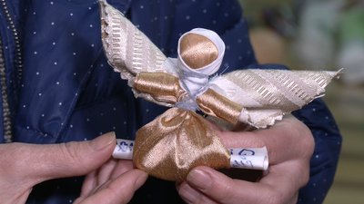 У Рівному в МБК діти роблять янголів з побажаннями для українських захисників