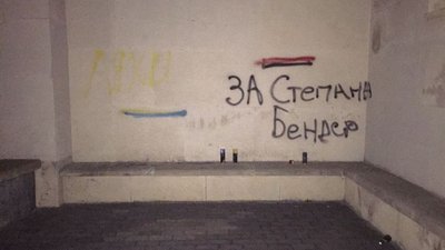 Розмалювали стіну на території польських військових поховань: у Львові затримали двох чоловіків