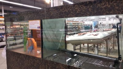 У херсонському супермаркеті хлопець занурився в акваріум із рибою. Продукцію зняли з реалізації