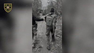 Український військовий веде полоненого, якого затримали у Костянтинівській громаді