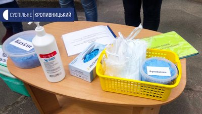 У людей, які зустрічатимуть відвідувачів і працівників на подвір’ї, будуть журнал реєстрації, дезінфектор, одноразові маски, рукавиці та бахіли У людей, які зустрічатимуть відвідувачів і працівників на подвір’ї, будуть журнал реєстрації, дезінфектор, одноразові маски, рукавиці та бахіли