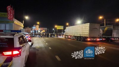 На Харківщині власники авто з єврономерами перекрили трасу Київ-Харків