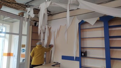 Скинули дві бомби в центр села. Що сталося із новою бібліотекою в селі на Сумщині після російських бомбардувань Скинули дві бомби в центр села. Що сталося із новою бібліотекою в селі на Сумщині після російських бомбардувань