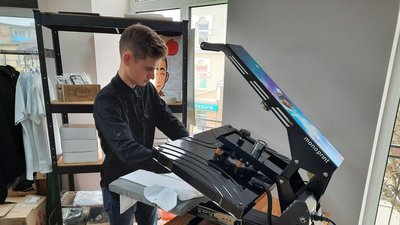 Жителька Тернопільщини створює патріотичні принти на футболках і сумках Жителька Тернопільщини створює патріотичні принти на футболках і сумках