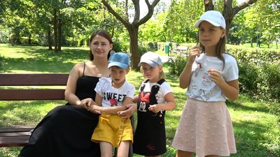 "Я завжди думала, що одинокі люди не можуть створювати прийомні сім'ї". Мукачівка стала прийомною мамою трьох дівчат