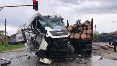 Наслідки зіткнення лісовоза і вантажівки на Волині Наслідки зіткнення лісовоза і вантажівки на Волині