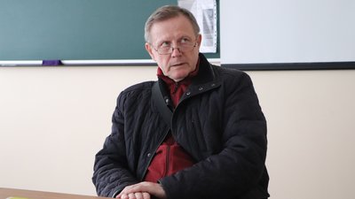 У Шостці на Сумщині 82-річний пенсіонер встановив вітряну електростанцію У Шостці на Сумщині 82-річний пенсіонер встановив вітряну електростанцію