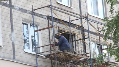 У Дніпрі відновлюють стіну будинку на Перемозі, куди поцілила російська ракета