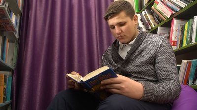 У Запорізькій області жінка самотужки оновлює сільську бібліотеку У Запорізькій області жінка самотужки оновлює сільську бібліотеку
