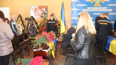 На Харківщині попрощалися із загиблими від російських боєприпасів саперами На Харківщині попрощалися із загиблими від російських боєприпасів саперами