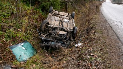 Троє зазнали травм: вночі на автодорозі Чернігівщини автівка з'їхала у кювет