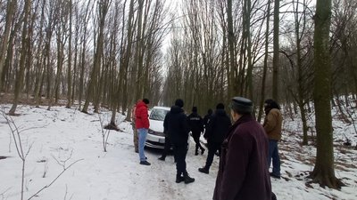 Несанкціонований смітник: на Тернопільщині змусили чоловіка прибрати в лісі Несанкціонований смітник: на Тернопільщині змусили чоловіка прибрати в лісі