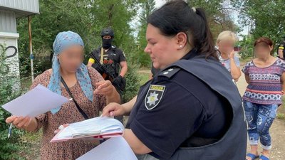 У Миколаєві затримали жінку, яка підозрюється у підкупі поліцейського У Миколаєві затримали жінку, яка підозрюється у підкупі поліцейського
