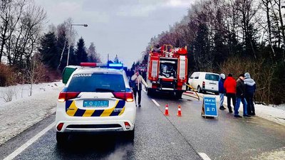 У селі Стримба на Франківщині зіткнулися три автомобілі. Загинув водій, ще двоє людей травмувалися У селі Стримба на Франківщині зіткнулися три автомобілі. Загинув водій, ще двоє людей травмувалися