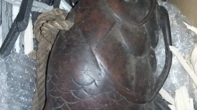Бізнесмен-іноземець віз в Україну старовинні японські мечі та посуд Бізнесмен-іноземець віз в Україну старовинні японські мечі та посуд