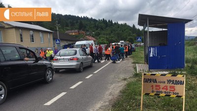 На трасі Львів-Ужгород люди продовжують перекривати рух На трасі Львів-Ужгород люди продовжують перекривати рух