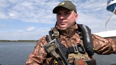 Затопило всі дороги: як жителі прикордонного села, що на Чернігівщині, на човнах добираються на роботу Затопило всі дороги: як жителі прикордонного села, що на Чернігівщині, на човнах добираються на роботу