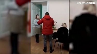 У Чернівцях керівниця РАЦСу замахнулася електрошокером на відвідувача (ВІДЕО)