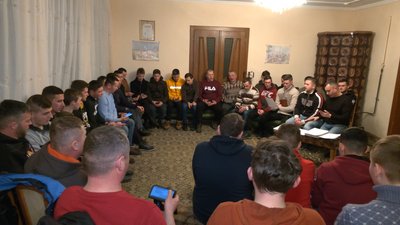 Від слюсарів до музикантів. У селі на Прикарпатті чоловічий хор налічує понад 40 учасників Від слюсарів до музикантів. У селі на Прикарпатті чоловічий хор налічує понад 40 учасників
