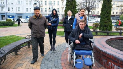 Бійцю з Вінничини, який втратив ноги, передали авто на ручному керуванні Бійцю з Вінничини, який втратив ноги, передали авто на ручному керуванні