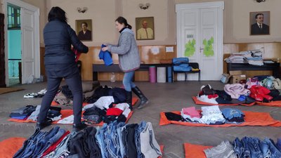 Зносять ліжка у спортзал та сортують речі. Волонтери у Чернівцях допомагають людям з інших регіонів