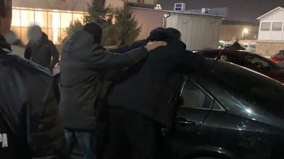 Працівник Держпраці вимагав від приватного підприємця тисячу доларів. Його затримали Працівник Держпраці вимагав від приватного підприємця тисячу доларів. Його затримали