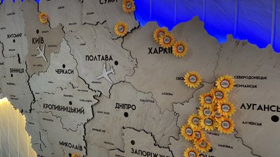 Мапу для вшанування загиблих у педагогічному університеті розмістили в одному з холів Мапу для вшанування загиблих у педагогічному університеті розмістили в одному з холів