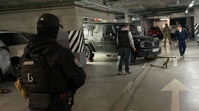 Mercedes тікає від поліції
