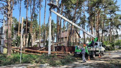 На Київщині через негоду досі знеструмлено 17 населених пунктів