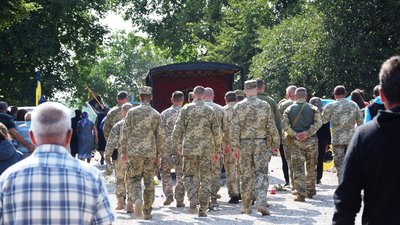 Зустрічали тіло загиблого на колінах. У Чернівецької області попрощались військовим