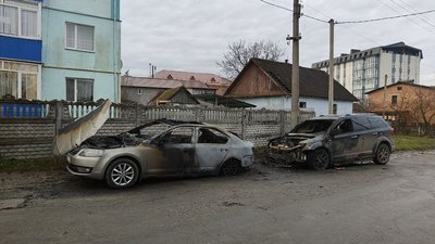 На Ізяславщині слідчі з’ясовують причини нічної пожежі, у якій згоріли два автомобілі