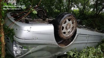 Не обрав безпечної швидкості: на Закарпатті автомобіль вилетів у кювет та перекинувся на дах