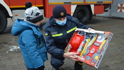 Створюють дітям свято. Франківські рятувальники проводять екскурсії для маленьких діток Створюють дітям свято. Франківські рятувальники проводять екскурсії для маленьких діток