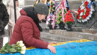 У Шостці на Сумщині попрощалися із військовою Юлією Денисенко У Шостці на Сумщині попрощалися із військовою Юлією Денисенко