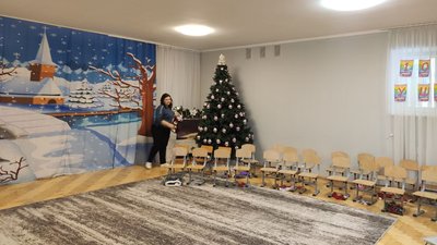 Прикраси у червоних у чорних кольорах уже на ялинці. Грудень 2023. Тернопіль Прикраси у червоних у чорних кольорах уже на ялинці. Грудень 2023. Тернопіль
