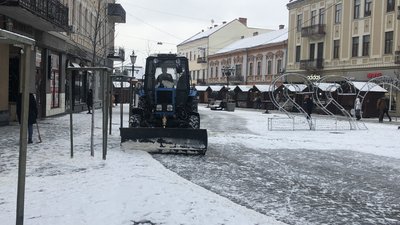 Працюють шість спецмашин: як в Ужгороді розчищають вулиці від снігу