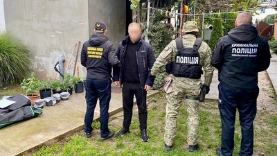 Обладнав мінілабораторію в будинку: закарпатця підозрюють у вирощуванні канабісу