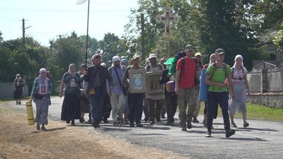 Паломники зі всієї України йдуть на прощу до Почаївської лаври