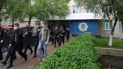 Пожежа та захоплення заручників. Тренування майбутніх поліцейських у Херсоні Пожежа та захоплення заручників. Тренування майбутніх поліцейських у Херсоні