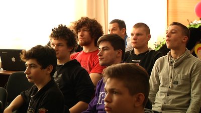 Учні Житомирської спецшколи №2 передали волонтерам гроші, зібрані на підтримку безпритульних тварин