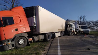 На трасі М-14 сталася ДТП: зіткнулися дві вантажівки